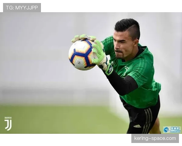 烟花炸伤克雷莫内塞门将奥德罗,涉事球迷面临调查比赛或关门进行