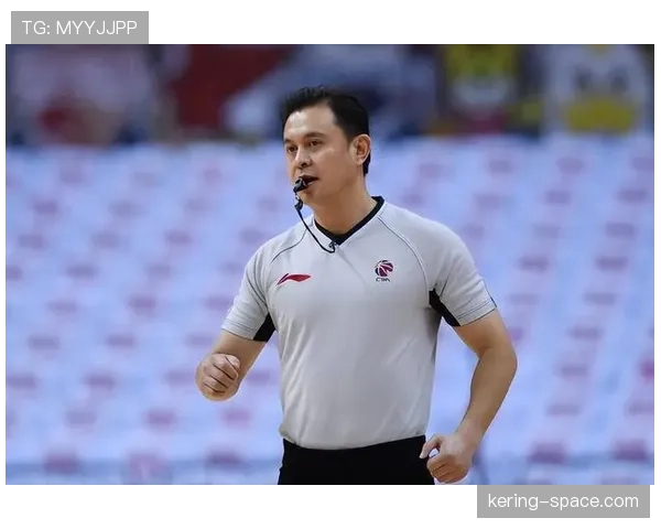 特写：最后两分钟，裁判通过耳机与回放中心沟通后维持原判